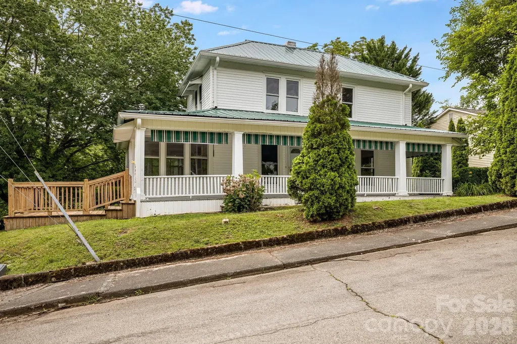 82 Hill Street Hot Springs NC 28743