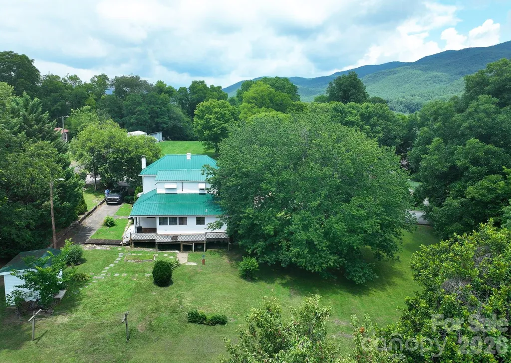82 Hill Street Hot Springs NC 28743