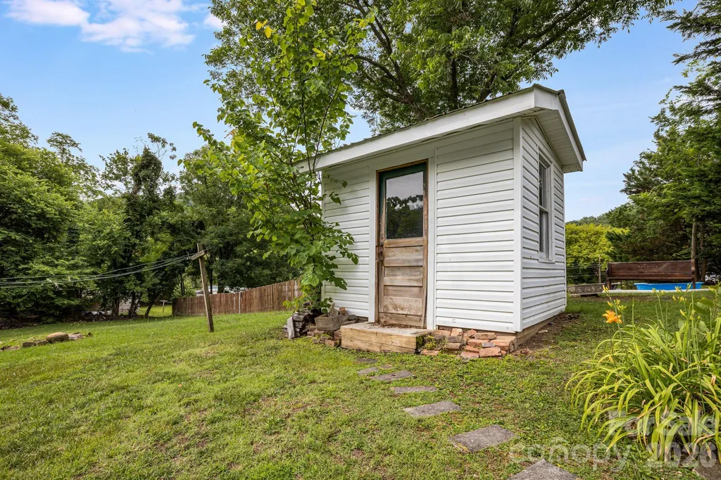 82 Hill Street Hot Springs NC 28743
