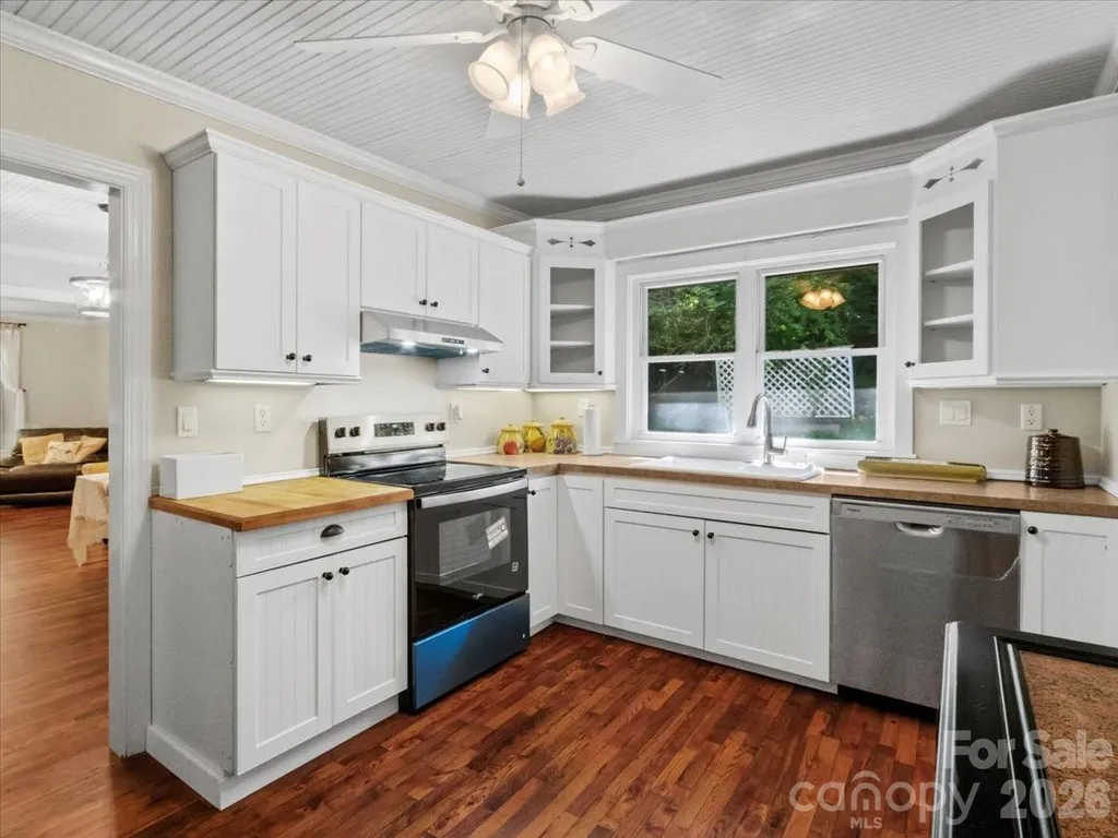 9130 Double Island Road Green Mountain NC 28740