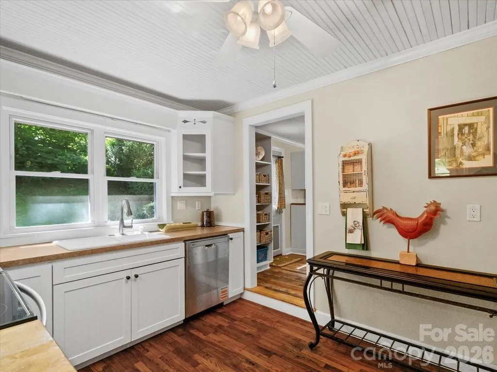9130 Double Island Road Green Mountain NC 28740