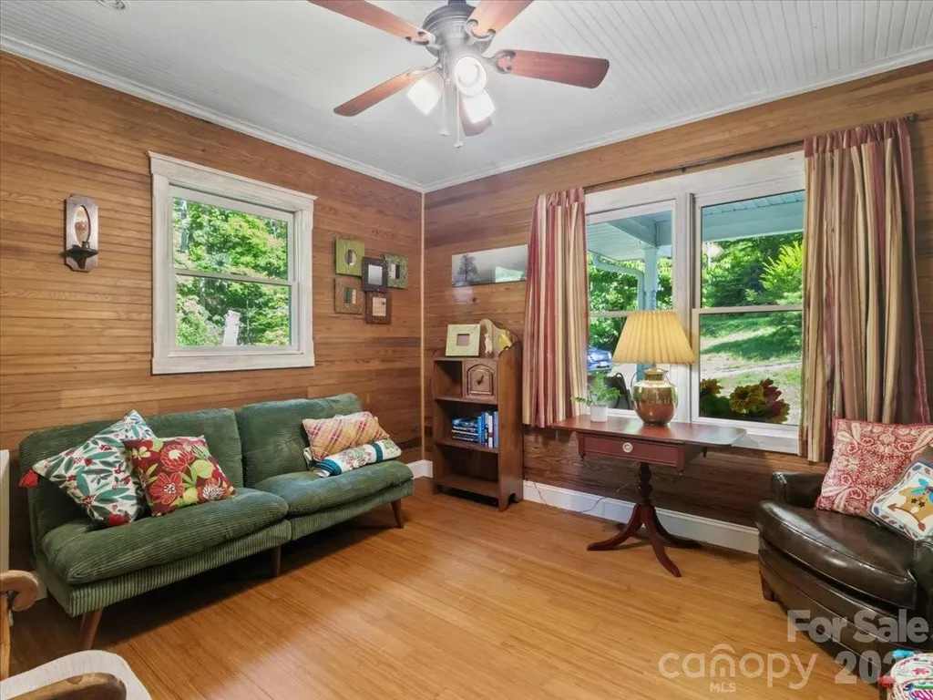 9130 Double Island Road Green Mountain NC 28740