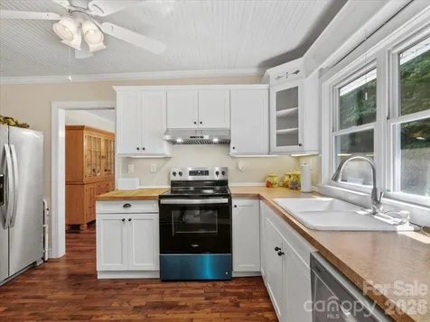 9130 Double Island Road Green Mountain NC 28740