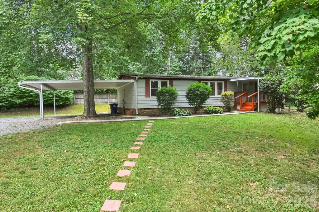 10 Canyon Cove Candler NC 28715