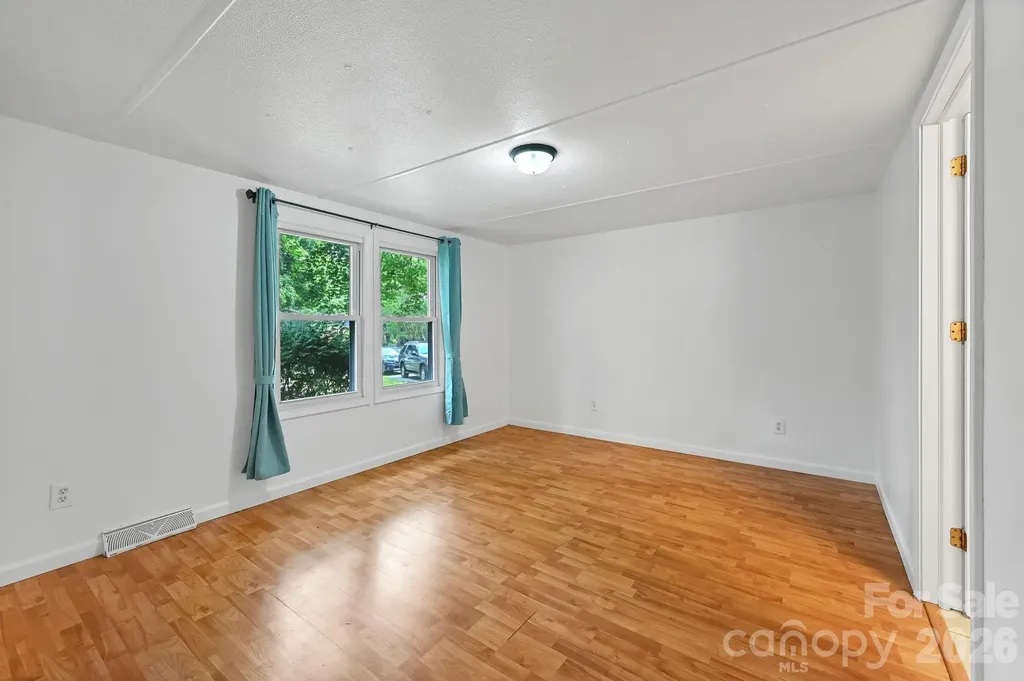 10 Canyon Cove Candler NC 28715