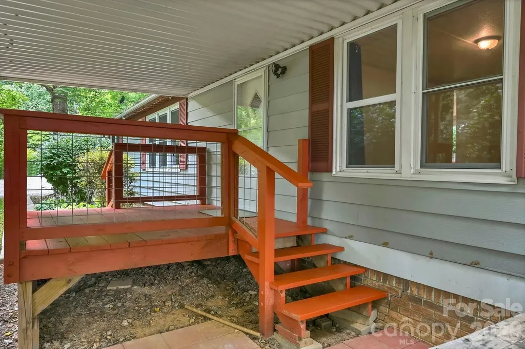 10 Canyon Cove Candler NC 28715