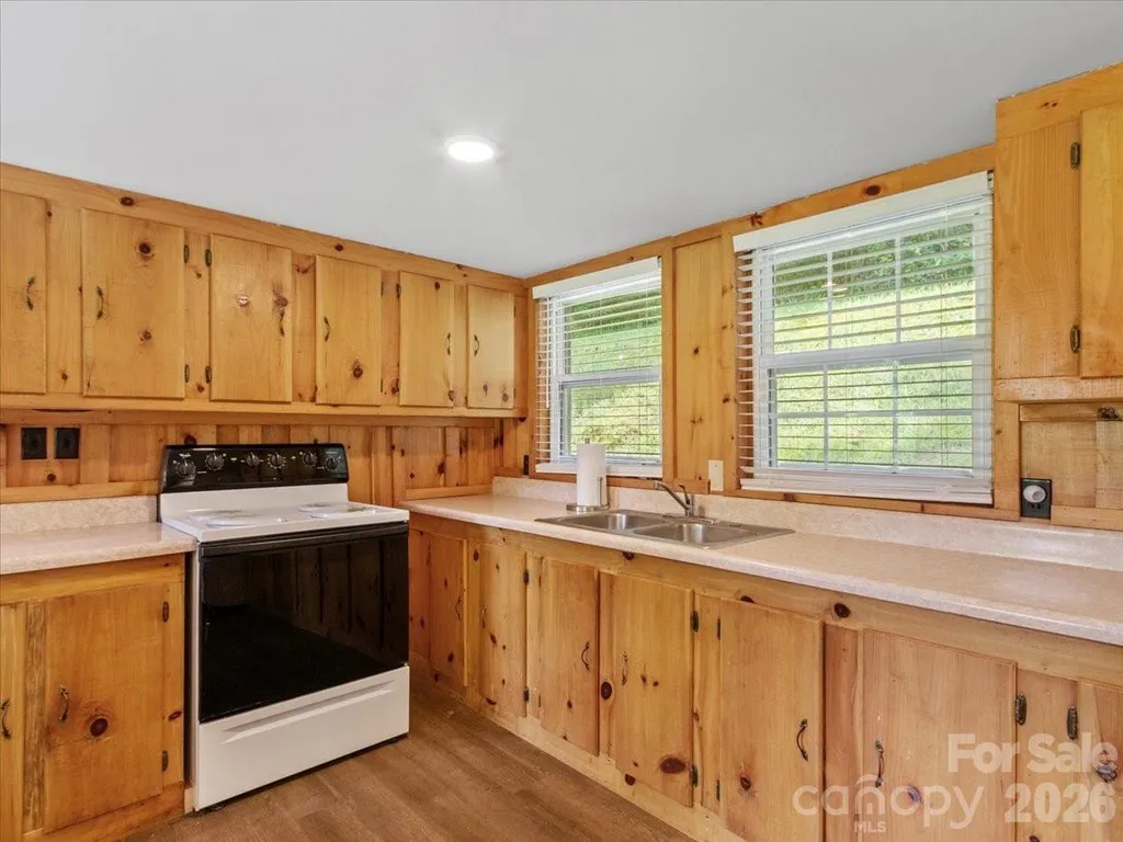 323 Mccurrey Road Burnsville NC 28714