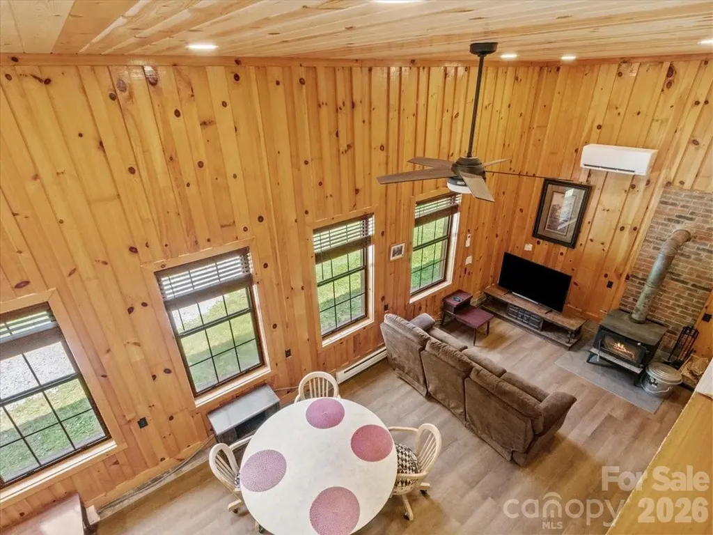 323 Mccurrey Road Burnsville NC 28714