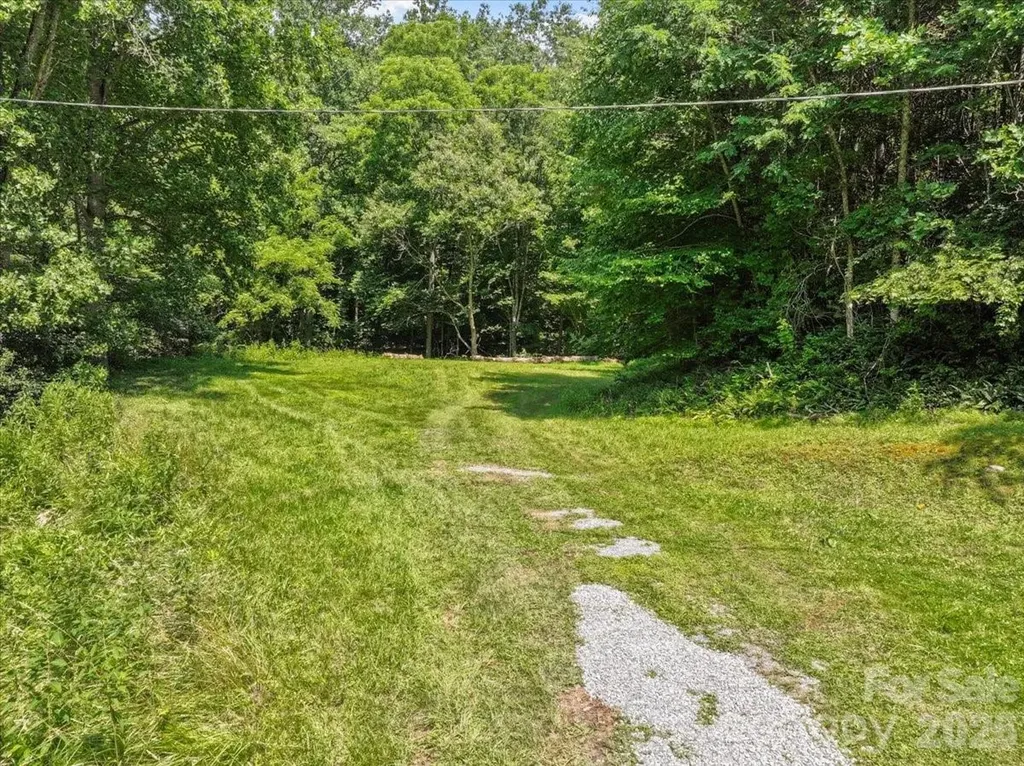 323 Mccurrey Road Burnsville NC 28714