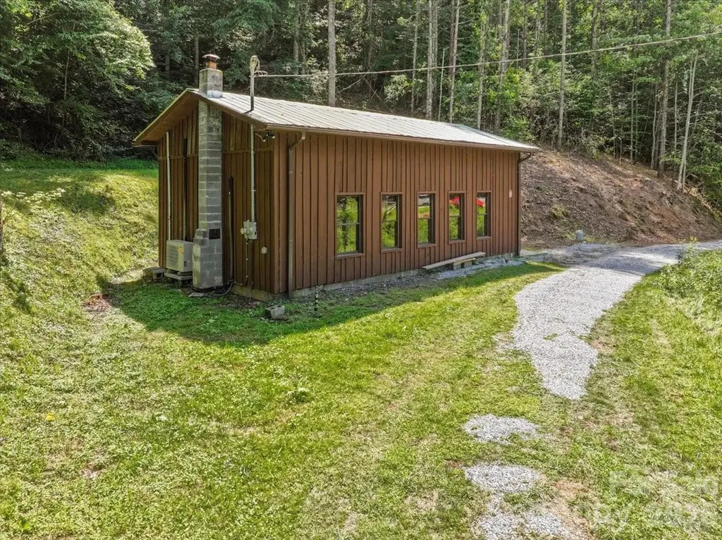 323 Mccurrey Road Burnsville NC 28714