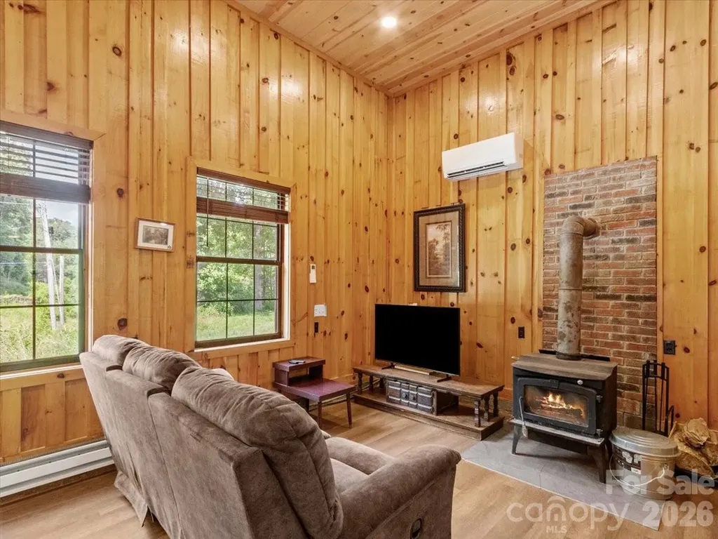 323 Mccurrey Road Burnsville NC 28714