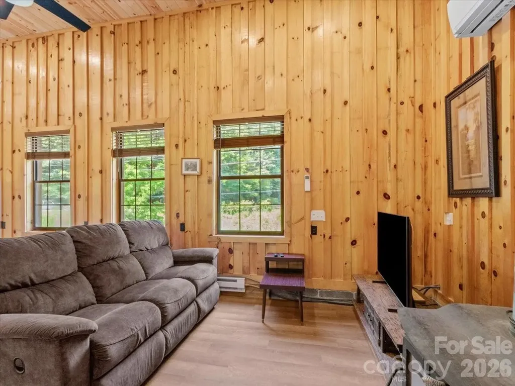 323 Mccurrey Road Burnsville NC 28714