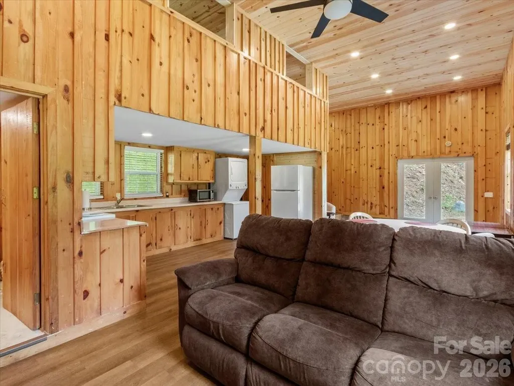 323 Mccurrey Road Burnsville NC 28714