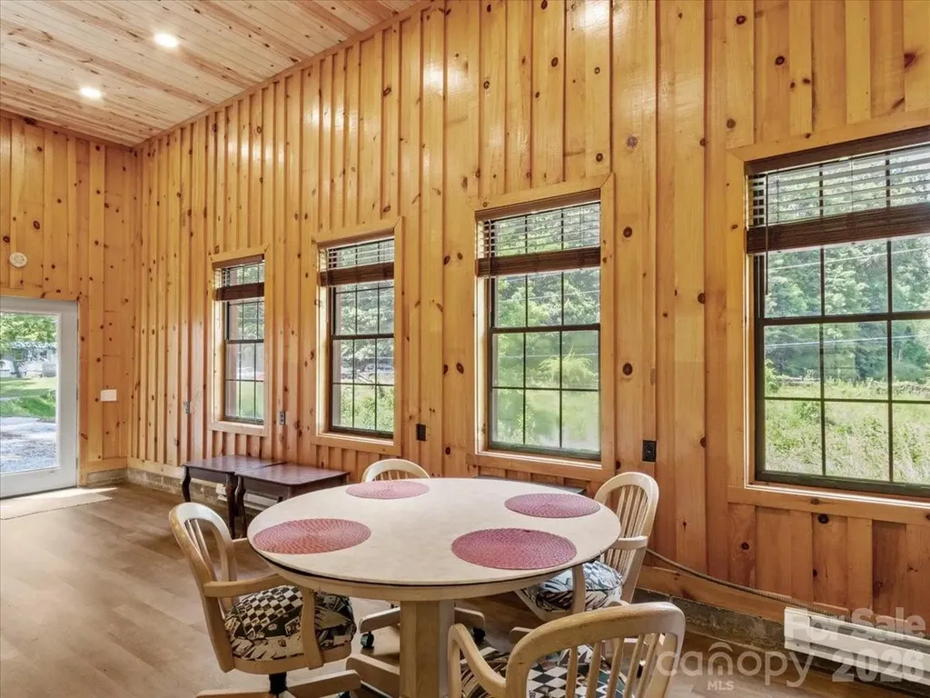 323 Mccurrey Road Burnsville NC 28714