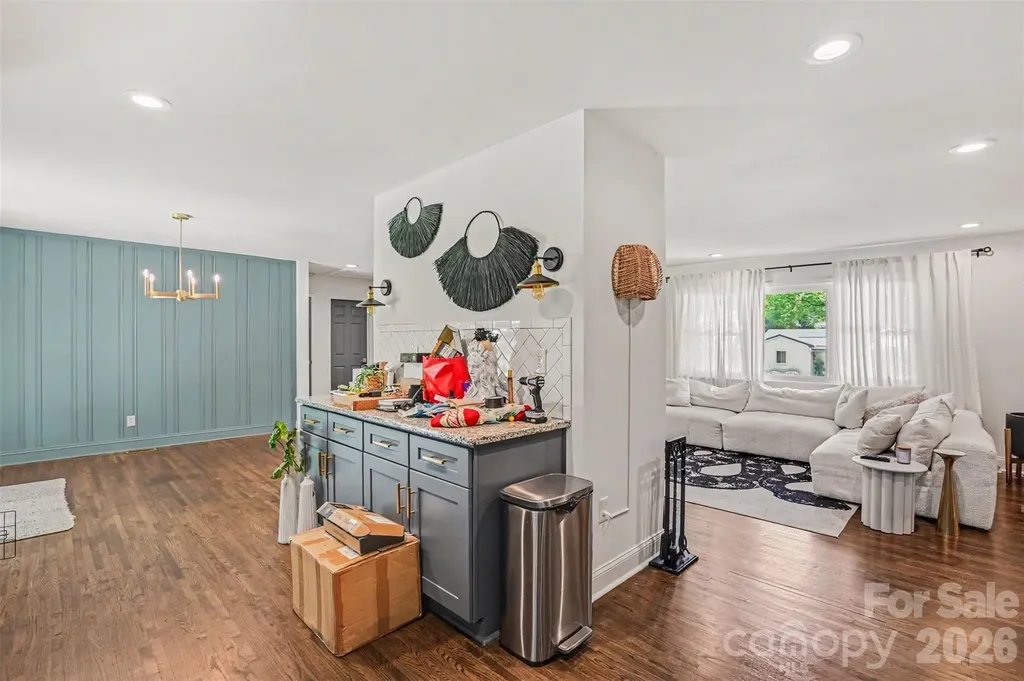 1027 Dresden Drive W Charlotte NC 28205