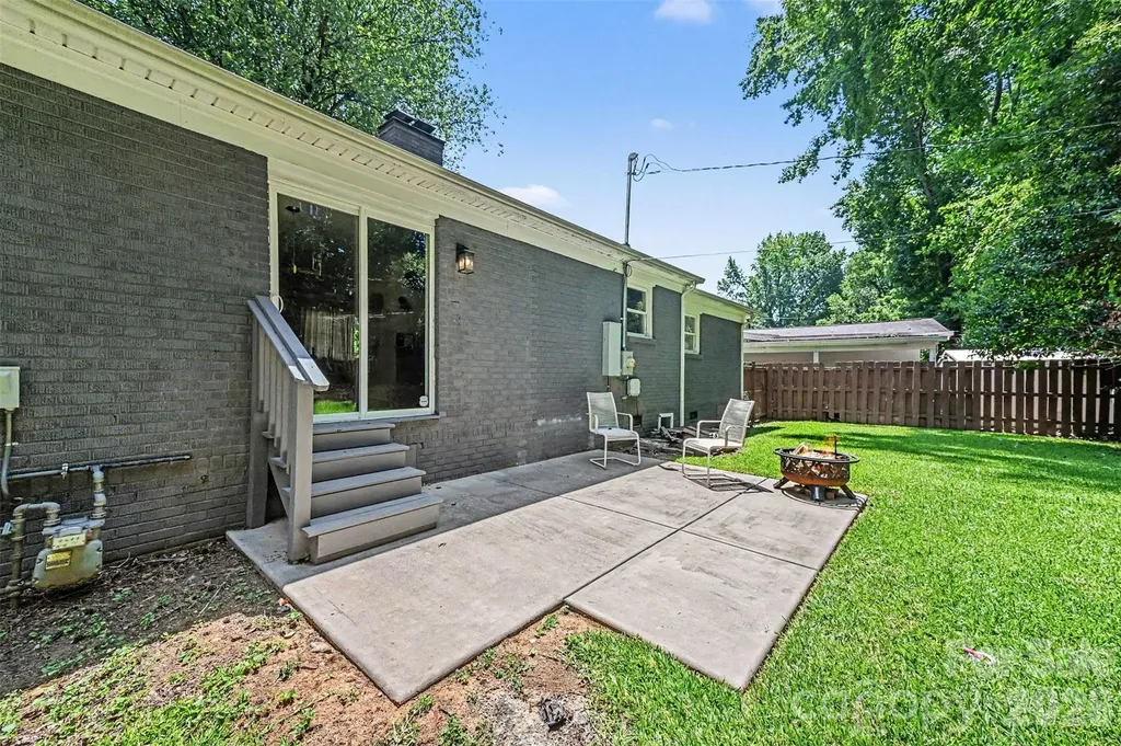 1027 Dresden Drive W Charlotte NC 28205