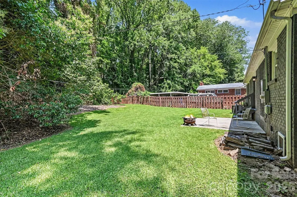 1027 Dresden Drive W Charlotte NC 28205