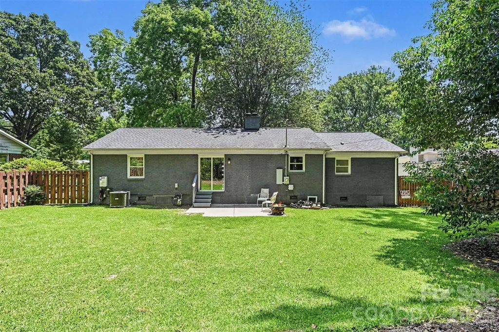 1027 Dresden Drive W Charlotte NC 28205