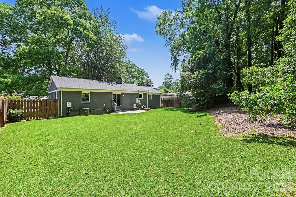 1027 Dresden Drive W Charlotte NC 28205