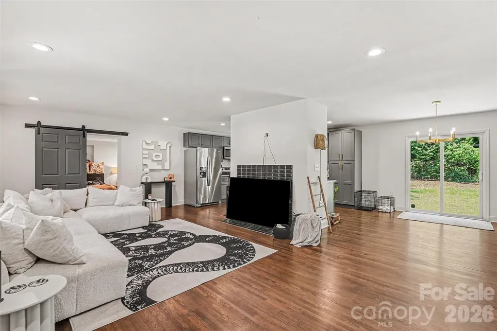 1027 Dresden Drive W Charlotte NC 28205