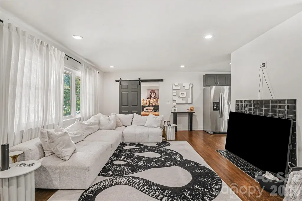 1027 Dresden Drive W Charlotte NC 28205