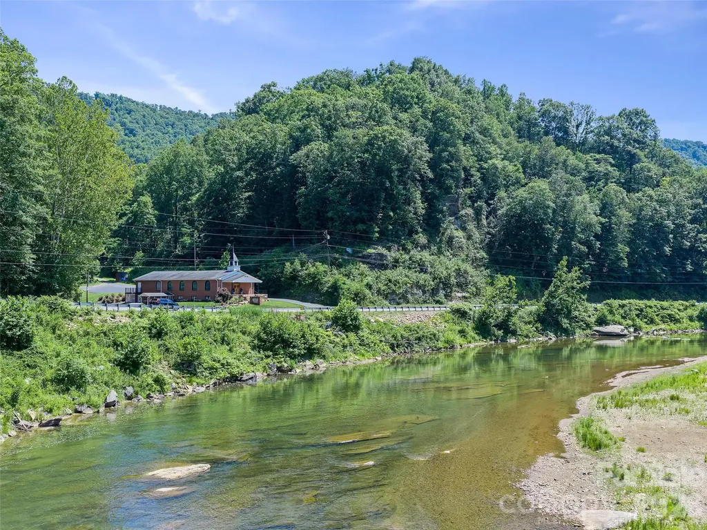 000 Sugar Creek Lane Green Mountain NC 28740