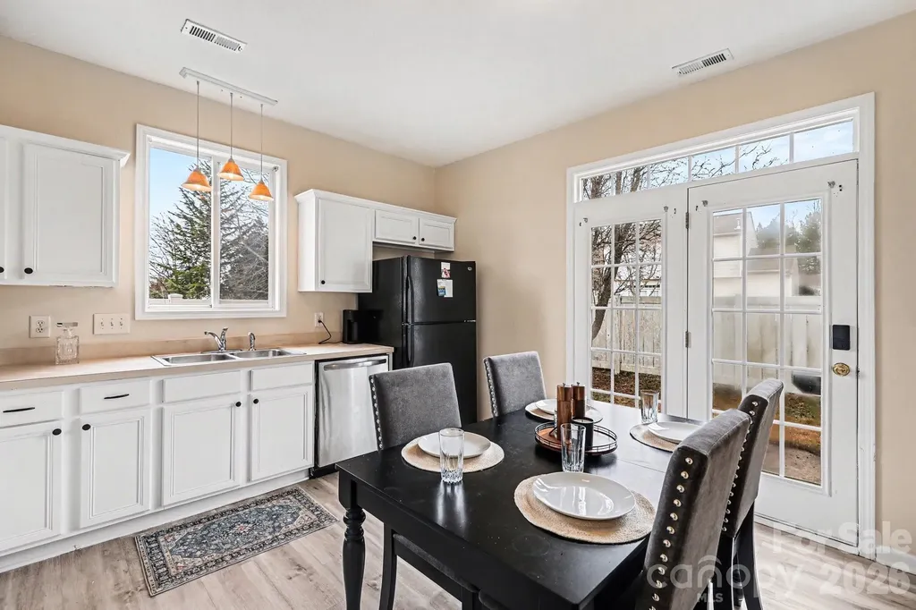 8601 Sawleaf Court Charlotte NC 28215