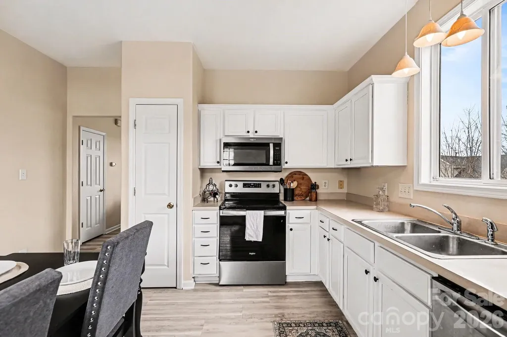 8601 Sawleaf Court Charlotte NC 28215