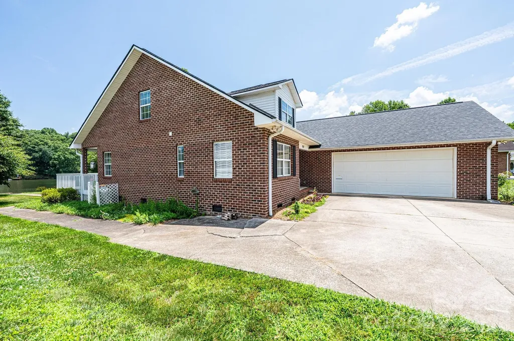 1857 Hidden Pointe Drive Hickory NC 28601