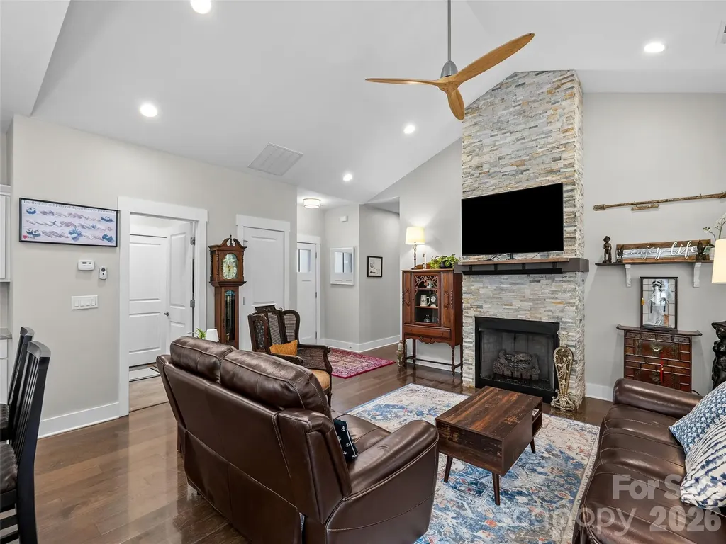 76 S Anvil Avenue Hendersonville NC 28792