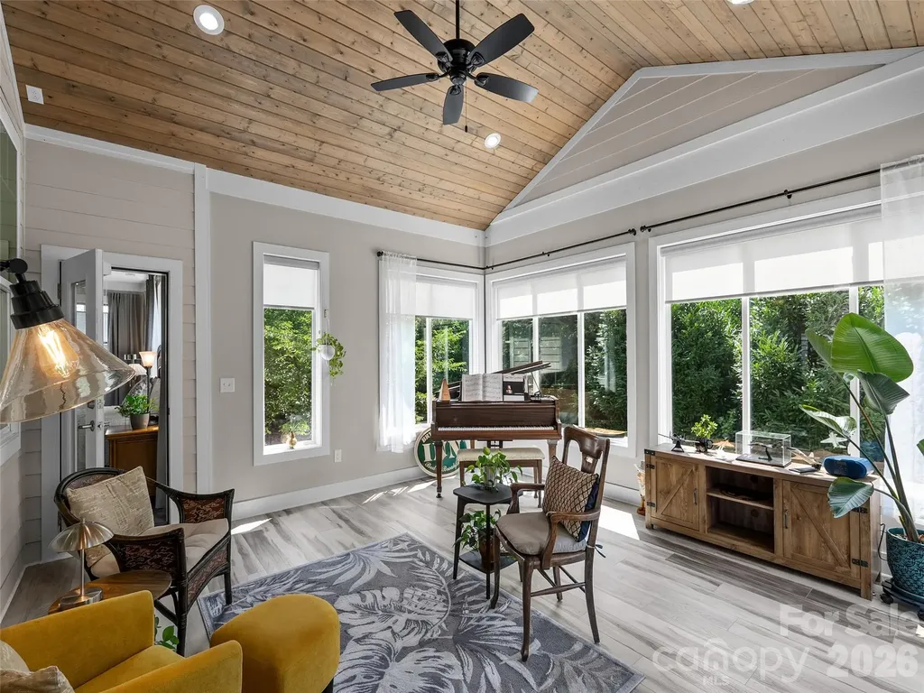 76 S Anvil Avenue Hendersonville NC 28792