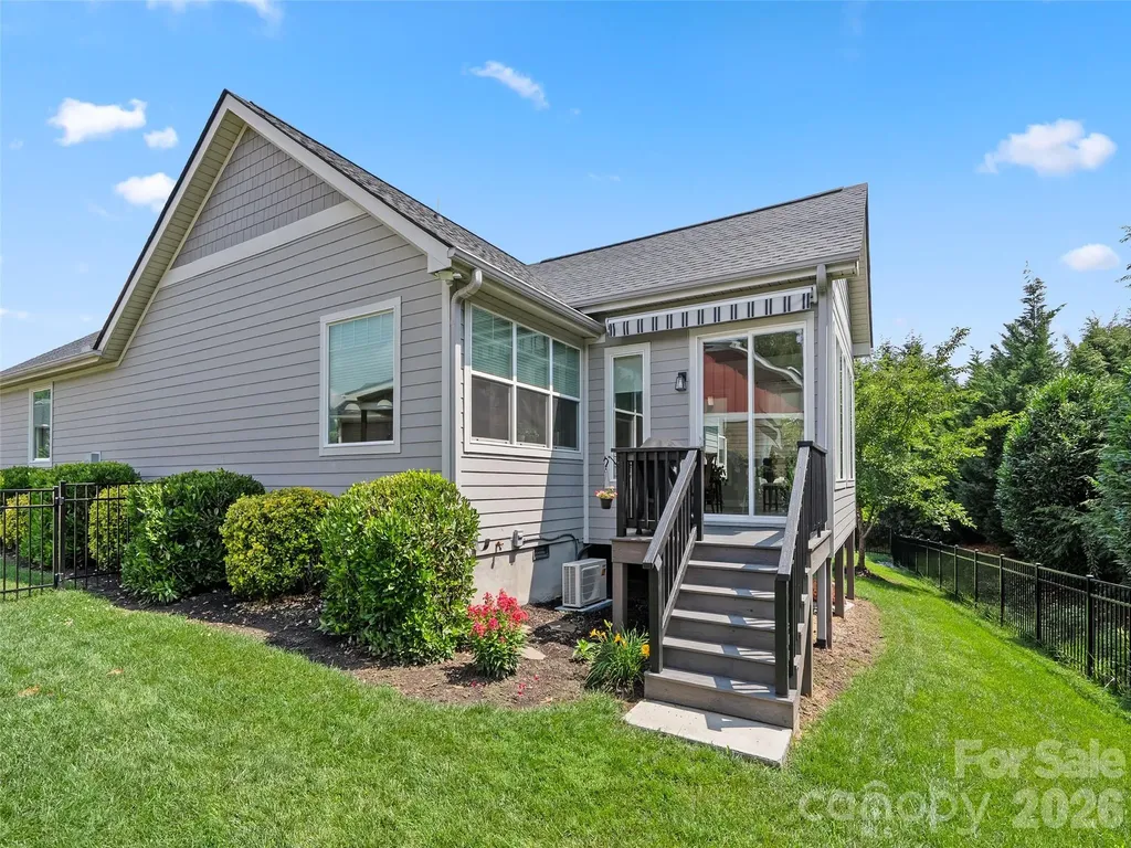 76 S Anvil Avenue Hendersonville NC 28792