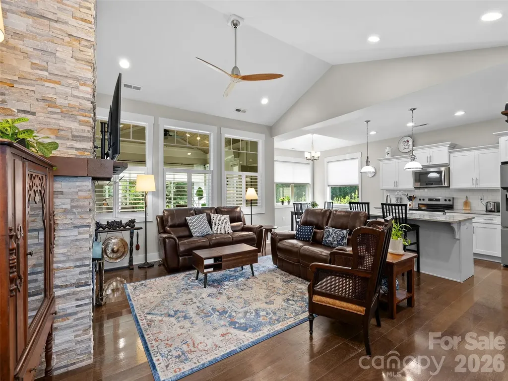 76 S Anvil Avenue Hendersonville NC 28792