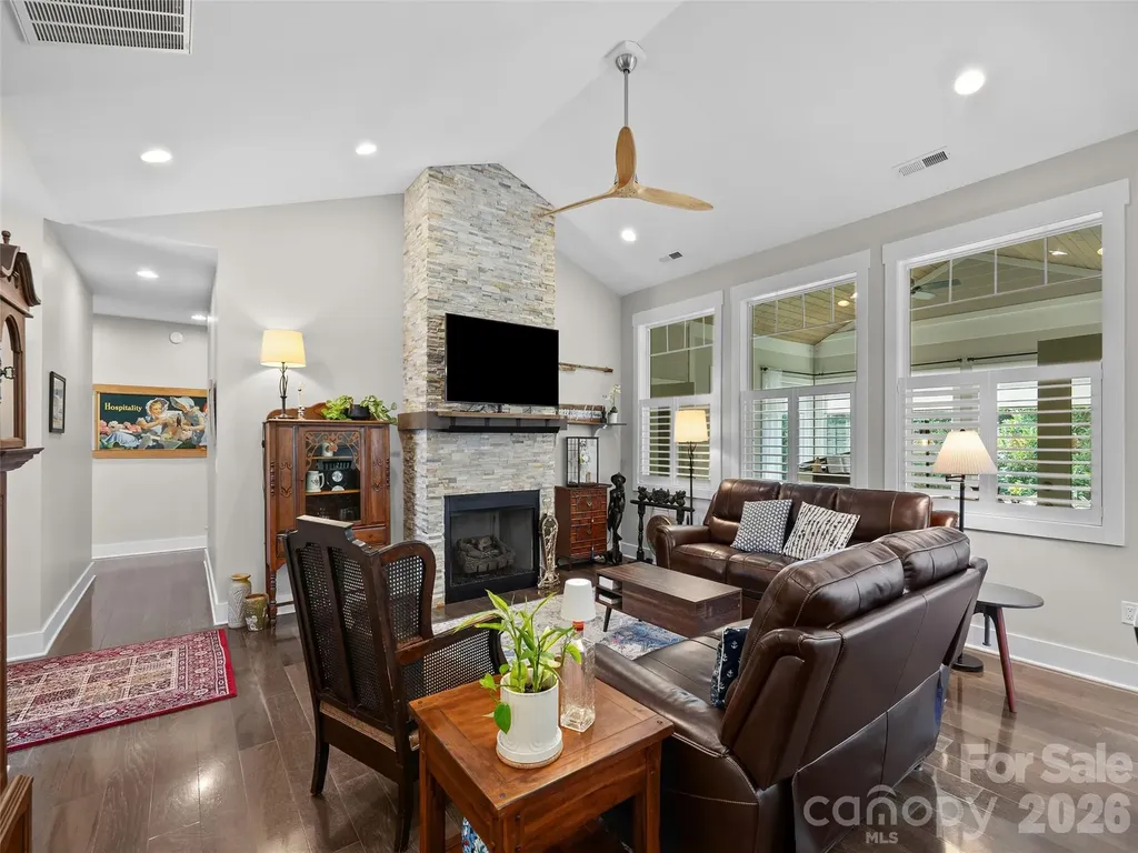76 S Anvil Avenue Hendersonville NC 28792