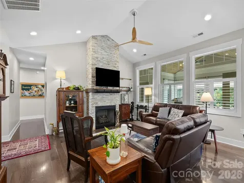 76 S Anvil Avenue Hendersonville NC 28792