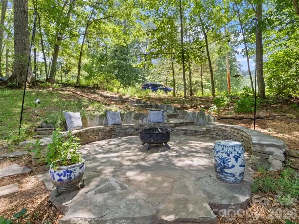 1355 Moonshine Mountain Road Burnsville NC 28714