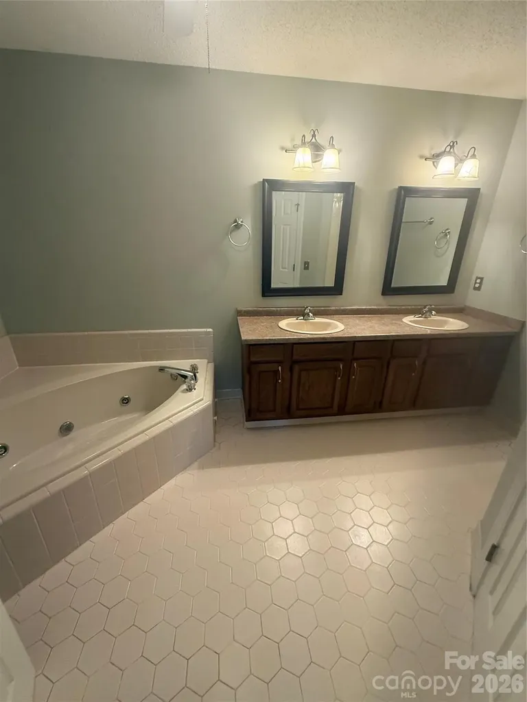 125 Bishop Drive Winterville NC 28590