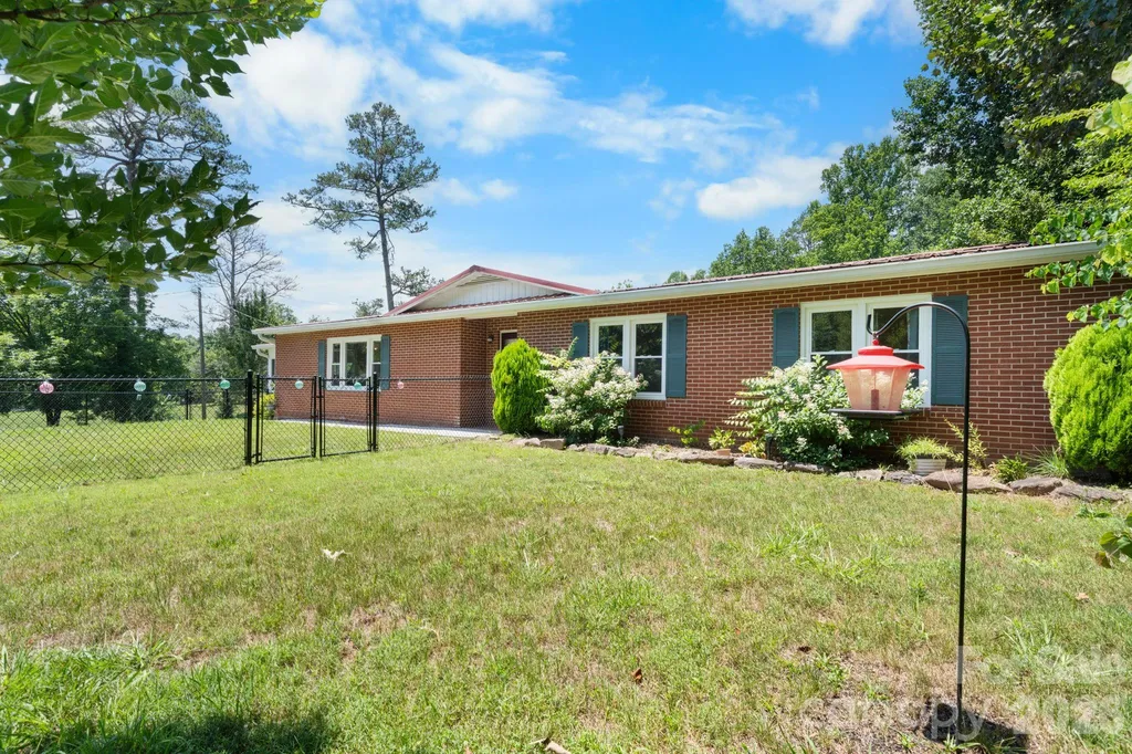 6264 Us 221 Highway S Marion NC 28752