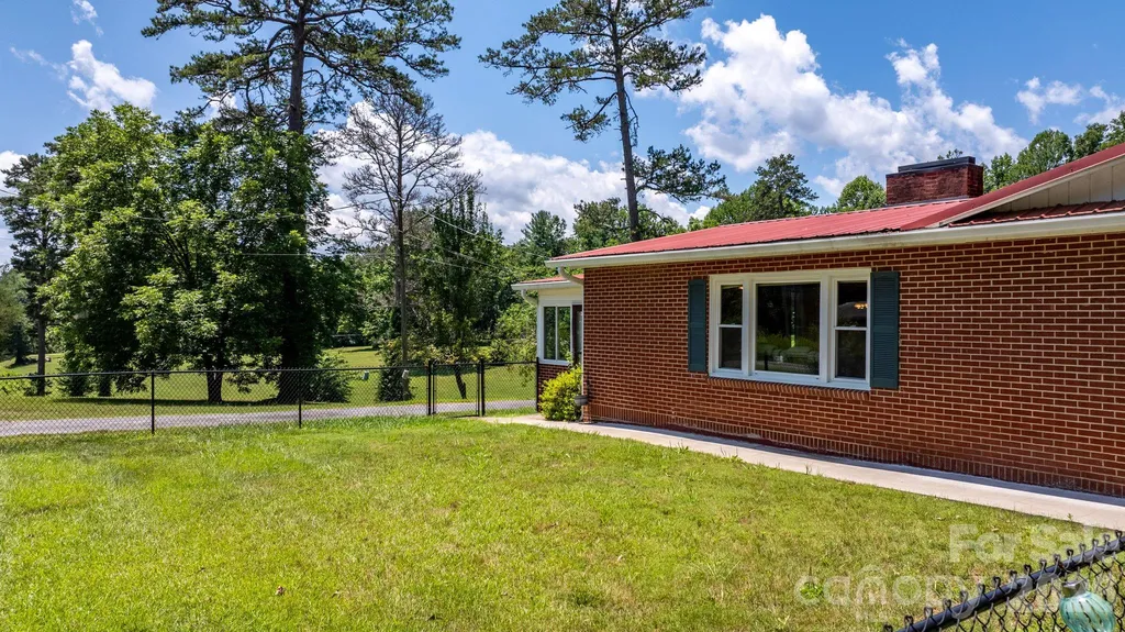6264 Us 221 Highway S Marion NC 28752