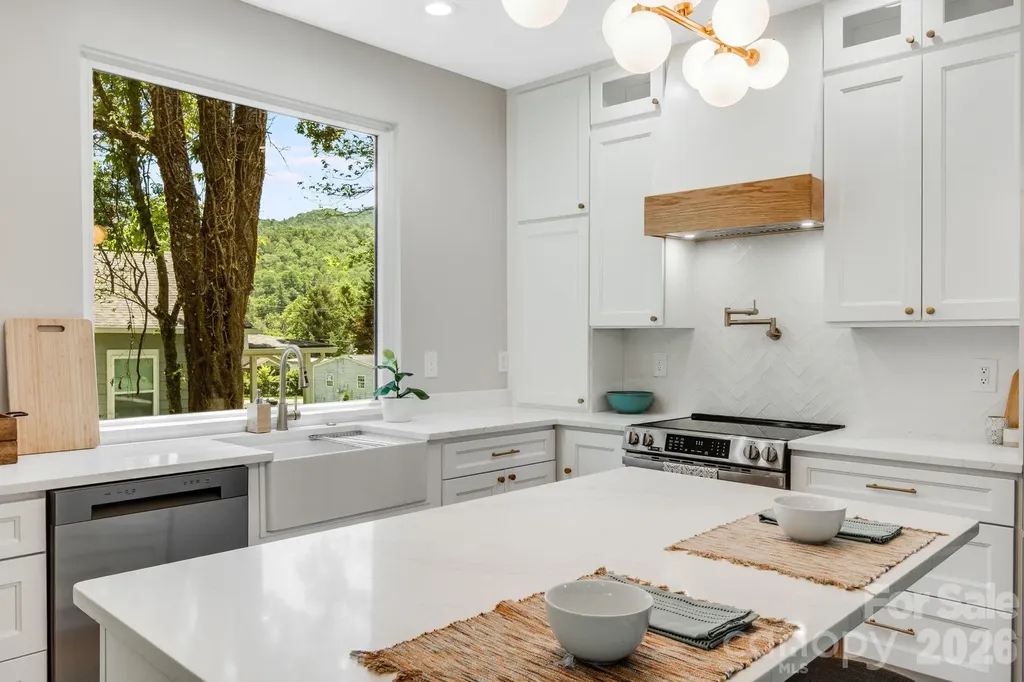 211 Ruby Avenue Black Mountain NC 28711