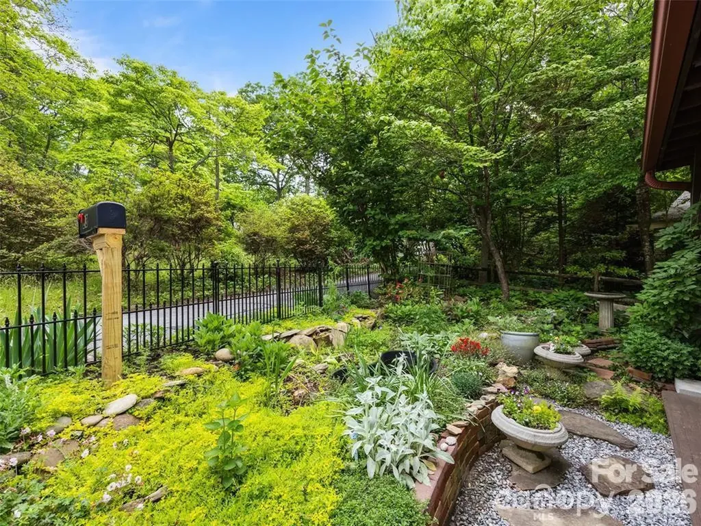 23 Leatherwood Lane Hendersonville NC 28739