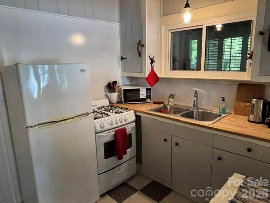 23 Leatherwood Lane Hendersonville NC 28739