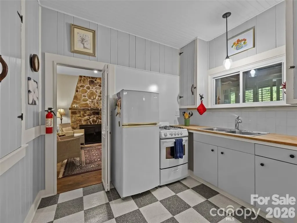 23 Leatherwood Lane Hendersonville NC 28739