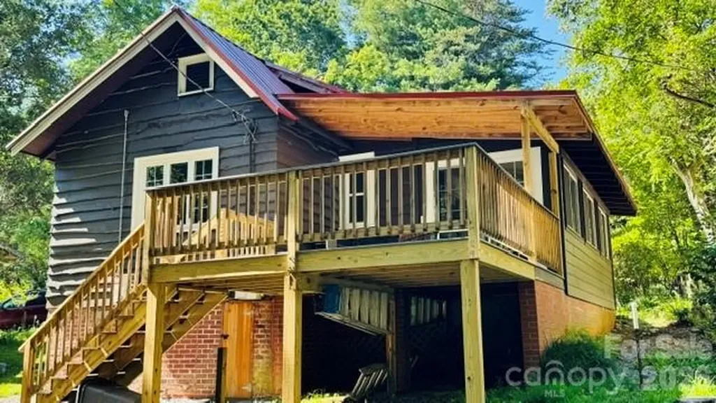 23 Leatherwood Lane Hendersonville NC 28739