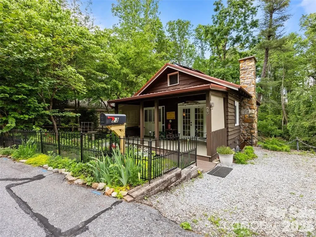 23 Leatherwood Lane Hendersonville NC 28739