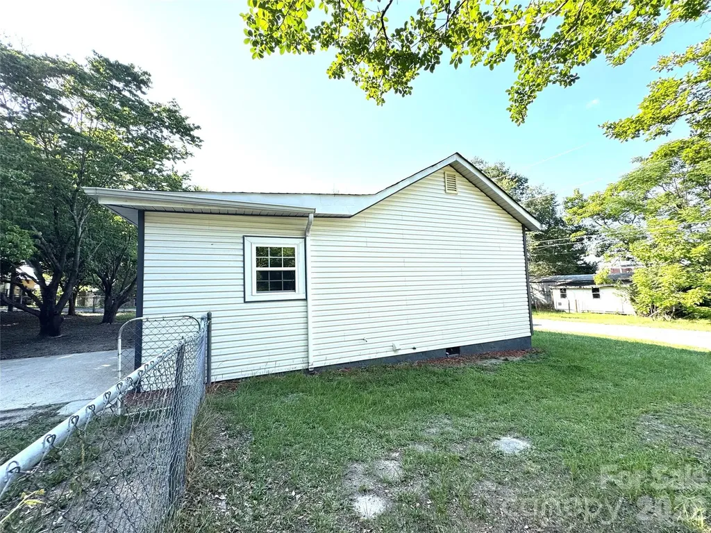 43 4th Avenue Rockingham NC 28379