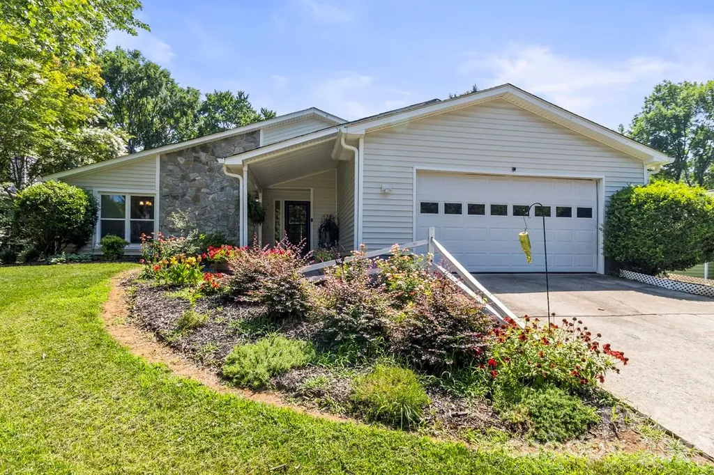 6325 Ellesmere Court Charlotte NC 28227