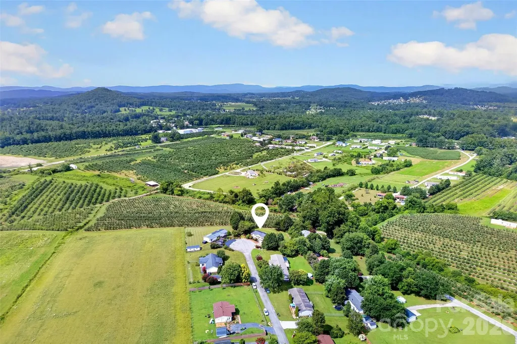 26 Sweet Briar Path Way Hendersonville NC 28792