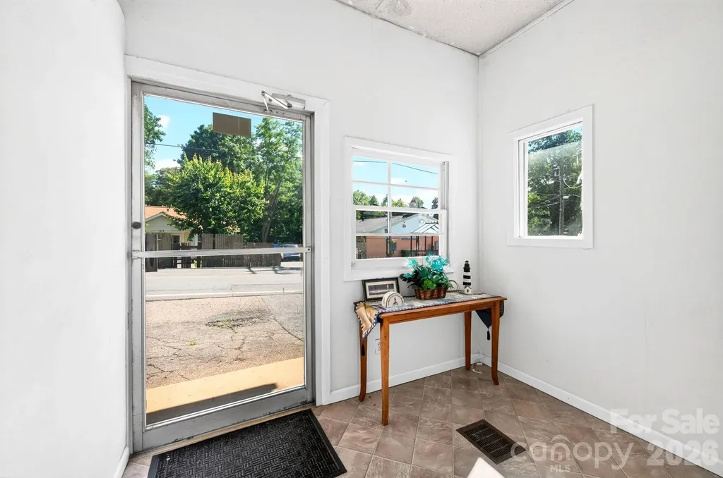 475 Deaverview Road Asheville NC 28806