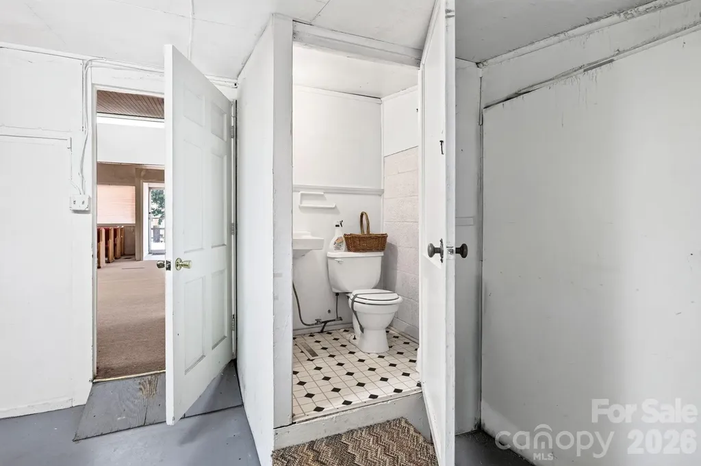 475 Deaverview Road Asheville NC 28806